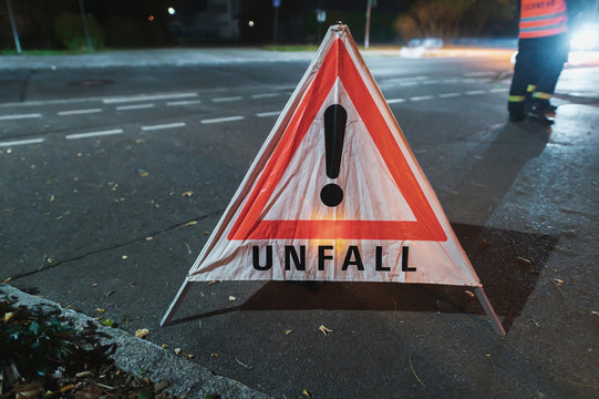 Warndreieck mit der Aufschrift Unfall bei einem n&auml;chtlichen Einsatz