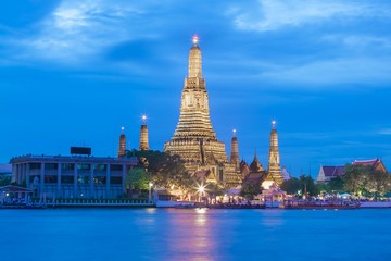 Fototapeta premium Wat Arun by Chao Phraya River at Bangkok, Thailand