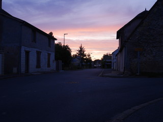 Rue d'un village part un coucher de soleil