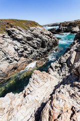 Rota dos Pescadores, localizada no sudoeste de Portugal, com suas formações rochosas e mar cristalino.