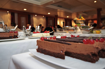 Verführerischer Schokoladenkuchen Schoko Torte Mousse au Chocolat auf Teller in elegantem...