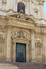 Fototapeta na wymiar entrée de la cathédrale