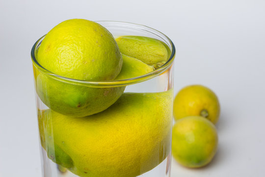 Limones en agua, dentro de un jarrón lleno de agua, jarrón o recipiente  transparentye. Stock Photo | Adobe Stock