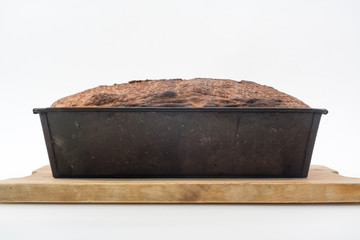 Einfacher Geburtstagskuchen auf einem Holzbrett