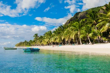 Photo sur Plexiglas Le Morne, Maurice Vue tropicale de la station balnéaire sur l& 39 île Maurice. Océan avec bateau, plage de sable avec palmiers