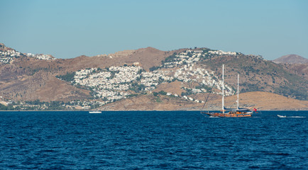 Mittelmeerküste Ägäis Türkische Küste und Sicht auf die Hafenstadt Bodrum, Schiffsfahrt von Kos Stadt nach Bodrum