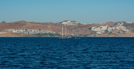 Mittelmeerküste Ägäis Türkische Küste und Sicht auf die Hafenstadt Bodrum, Schiffsfahrt von...