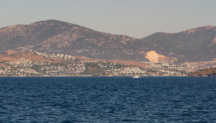Mittelmeerküste Ägäis Türkische Küste und Sicht auf die Hafenstadt Bodrum, Schiffsfahrt von Kos Stadt nach Bodrum