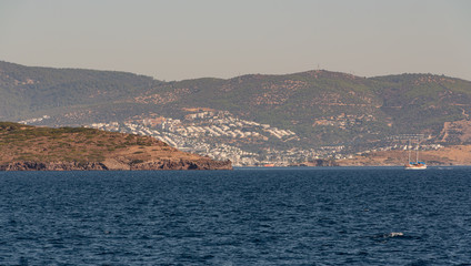 Fototapeta na wymiar Mittelmeerküste Ägäis Türkische Küste und Sicht auf die Hafenstadt Bodrum, Schiffsfahrt von Kos Stadt nach Bodrum