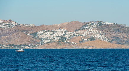 Mittelmeerküste Ägäis Türkische Küste und Sicht auf die Hafenstadt Bodrum, Schiffsfahrt von...
