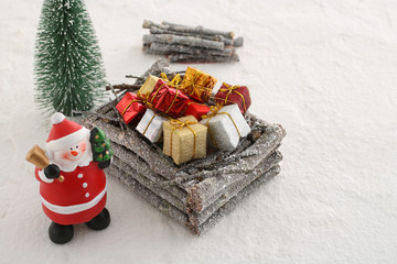 	クリスマスプレゼントと木の荷馬車