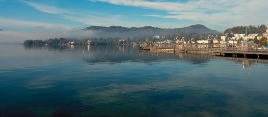 Fototapeta premium Fantastic view of the Traunsee and the skyline of Gmunden, OÖ, Austria, reflecting on the water surface