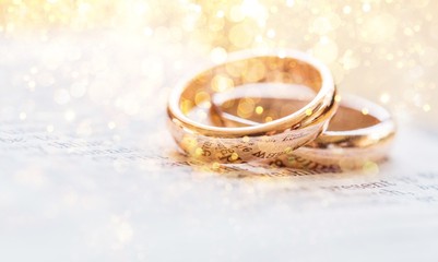 Obraz na płótnie Canvas Golden wedding rings, closeup view