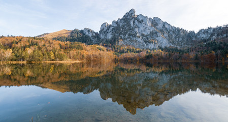 Obraz premium Stunning view of the Katzenstein reflecting in the crystal clear water of the Laudachsee near Gmunden, OÖ, Austria