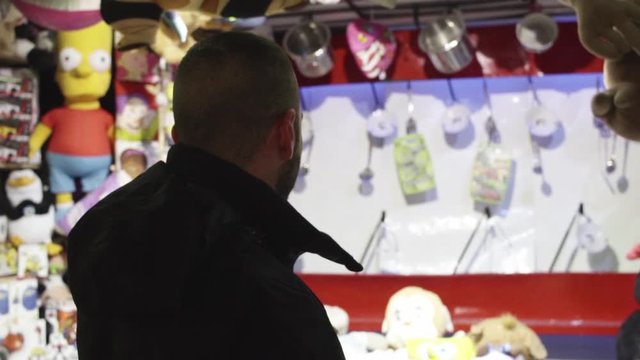 ragazzo al luna park che gioca al tiro a segno 