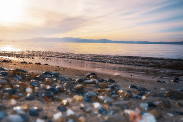 Fototapeta na wymiar 琵琶湖の砂浜から見た風景