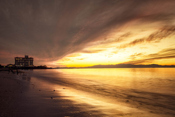 琵琶湖の砂浜から見た夕景です