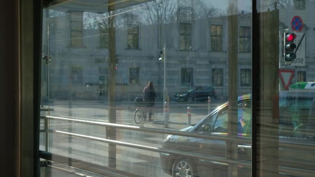 Esperando el sem&aacute;foro, tr&aacute;fico. Viena, Austria, Europa.