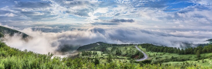 群馬県・草津町 国道292号線展望スペースより眺める雲海のパノラマ風景