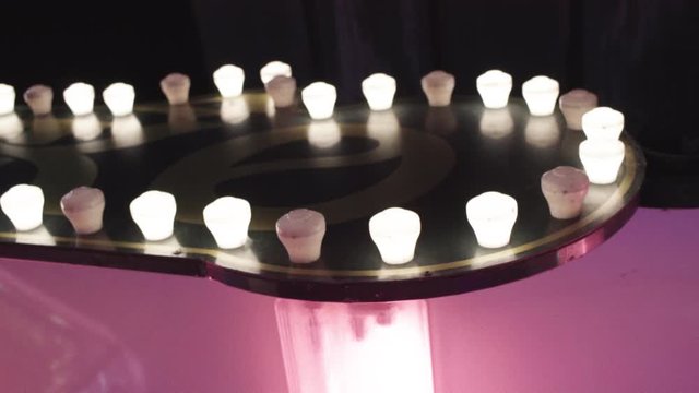  dettaglio di giostra con luci intermittenti al luna park di notte