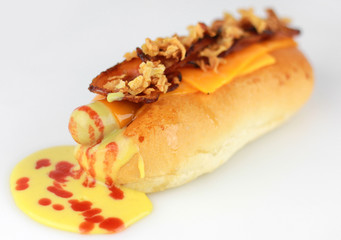 Perrito caliente bacon cebolla crujiente