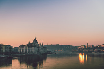 Fototapeta premium Parliament of Budapest, Hungary and the Danube during sunrise