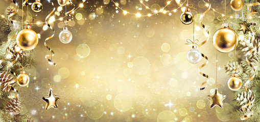 Fototapety  Boże Narodzenie tło z rocznika złoty ornament wiszący na gałęzie jodły