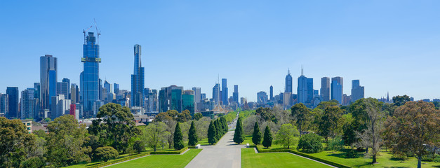 Obraz premium Widok na panoramę miasta Melbourne z Shrine of Remembrance w słoneczny dzień.
