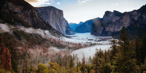 Fototapeta na wymiar Yosemite Valley from Tunnel View in USA