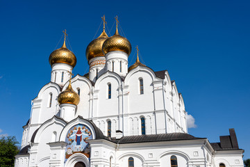 Obraz premium Russia, Golden Ring, Yaroslavl: Famous old onion domed Virgin Mary Ascension Church Cathedral (Maria-Entschlafens-Kathedrale) from below in the center of the Russian town with blue sky.