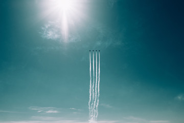 Niedrige Perspektivee von Flugzeugen gegen klaren Himmel