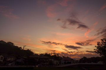 夕方の空を見上げる