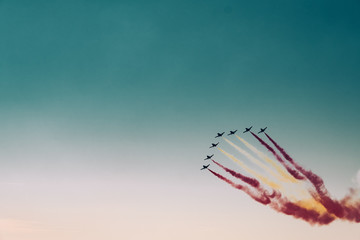 Niedrige Perspektivee von Flugzeugen gegen klaren Himmel