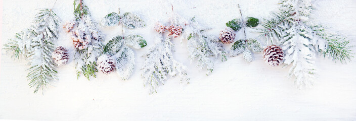  schlichtes Weihnachts- oder Winter-Banner mit verschneiten Zweigen, copy space
