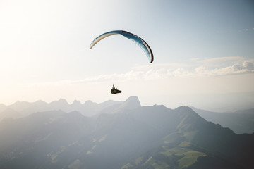 Person Paragliding im blauen Himmel gegen die Sonne