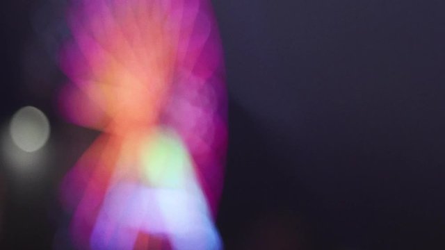 accensione di luci bokeh di ruota panoramica al luna park