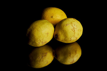 Limones españoles sobre fondo negro y reflejo