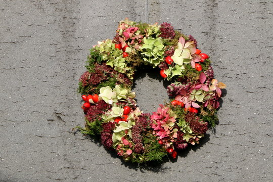 Einen Herbstkranz binden, Trockenkranz, Herbstkranz mit getrockneten Hortensien und Hagebutten, Kr&auml;nze binden, Floristik