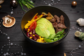 beef bowl with vegetables in a black plate