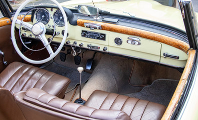 Intérieur de voiture cabriolet ancien