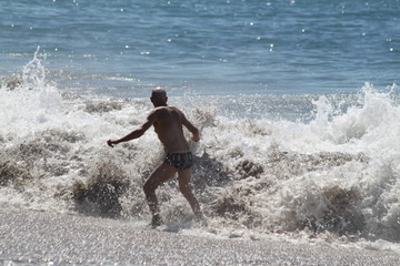 Fototapeta premium Vieil homme dans les vagues