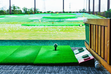 ゴルフ　風景　練習場　ゴルフ練習場　打席　ビジネス　打ち放題　打ちっぱなし　スポーツ　レジャー　運動