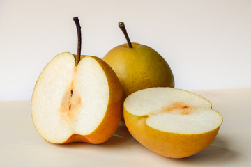 pere nashi su tagliere bianco