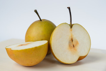 pere nashi su tagliere bianco