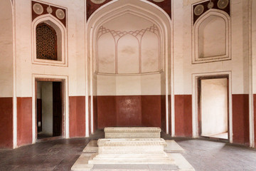 Obraz premium View on two Cenotaphs in a side room inside main Building of Humayun's Tomb Complex. Delhi, India, Asia.