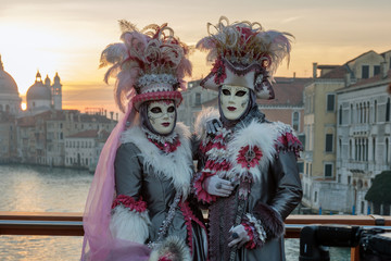 Obraz na płótnie Canvas Masked and dressed up couple posing