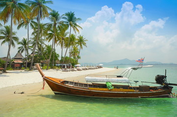 Fototapeta premium Tropikalna wyspa Azji. Piękne morze. Plaża na Phuket. Plaża Pattaya. Tajlandia Piękne plaże latem Tajlandii Podróż morska latem Podróż letnią plażą