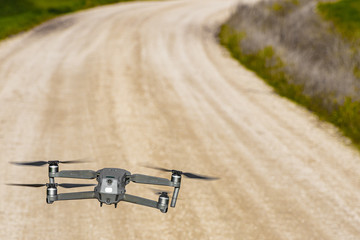 Drohne in der Luft beim Flug über Feld Weg Richtung Straße