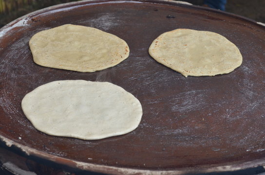 Tortillas en comal de barro