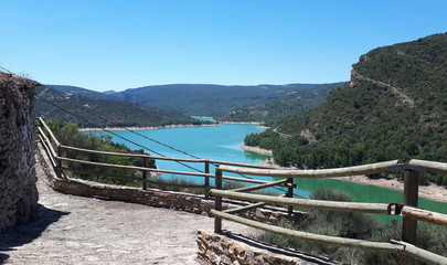 Atemberaubend türkiser Stausee in Spanien